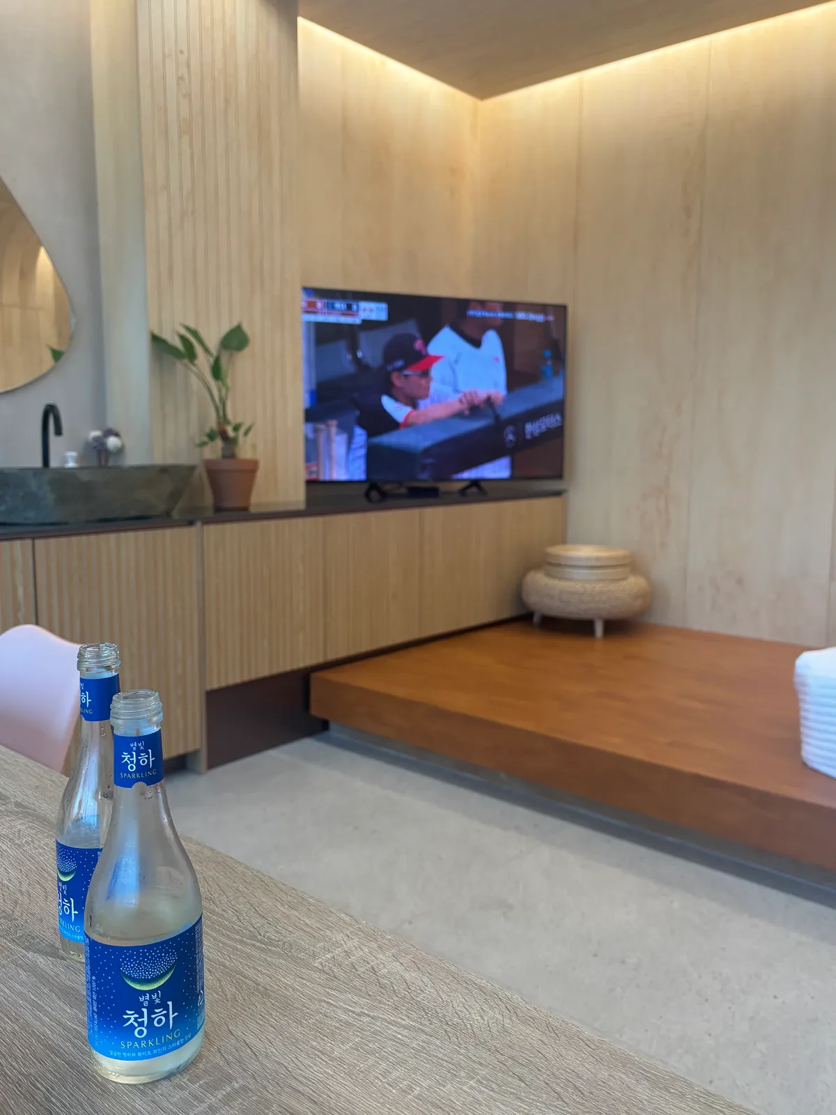 테이블에서 바라본 TV와 세면대, 침실 단차